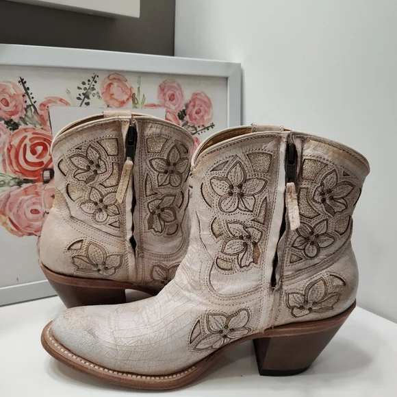 🤩EUC Shyanne Floral Embroidered Zip Side Western Cowgirl Ankle Booties, Cream - Picture 11 of 16